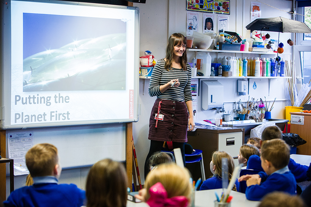 Environmental educator Jenny Davison talks about the importance of biodiversity. Environmental Educator Jenny Davison talks to a class about biodiversity