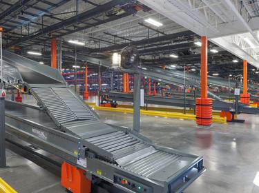 Conveyor in warehouse 