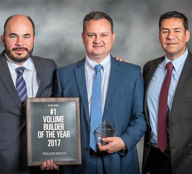The Prologis Monterrey team accepts the #1 Volume Builder of the Year 2017 award from Butler Manufacturing